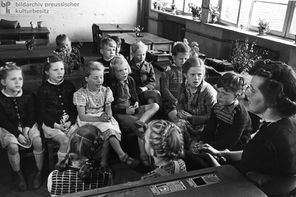 Grundschullehrerin mit ihren Schülern in Hamburg-Wellingsbüttel (1950)